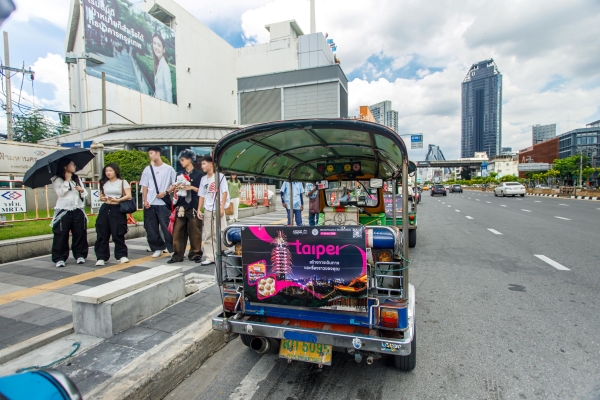 รถตุ๊กตุ๊กในเขตเมืองกรุงเทพฯ โปรโมท "ไทเป" (ภาพจากเว็บไซต์กรมการท่องเที่ยวและสื่อสารมวลชนกรุงไทเป)